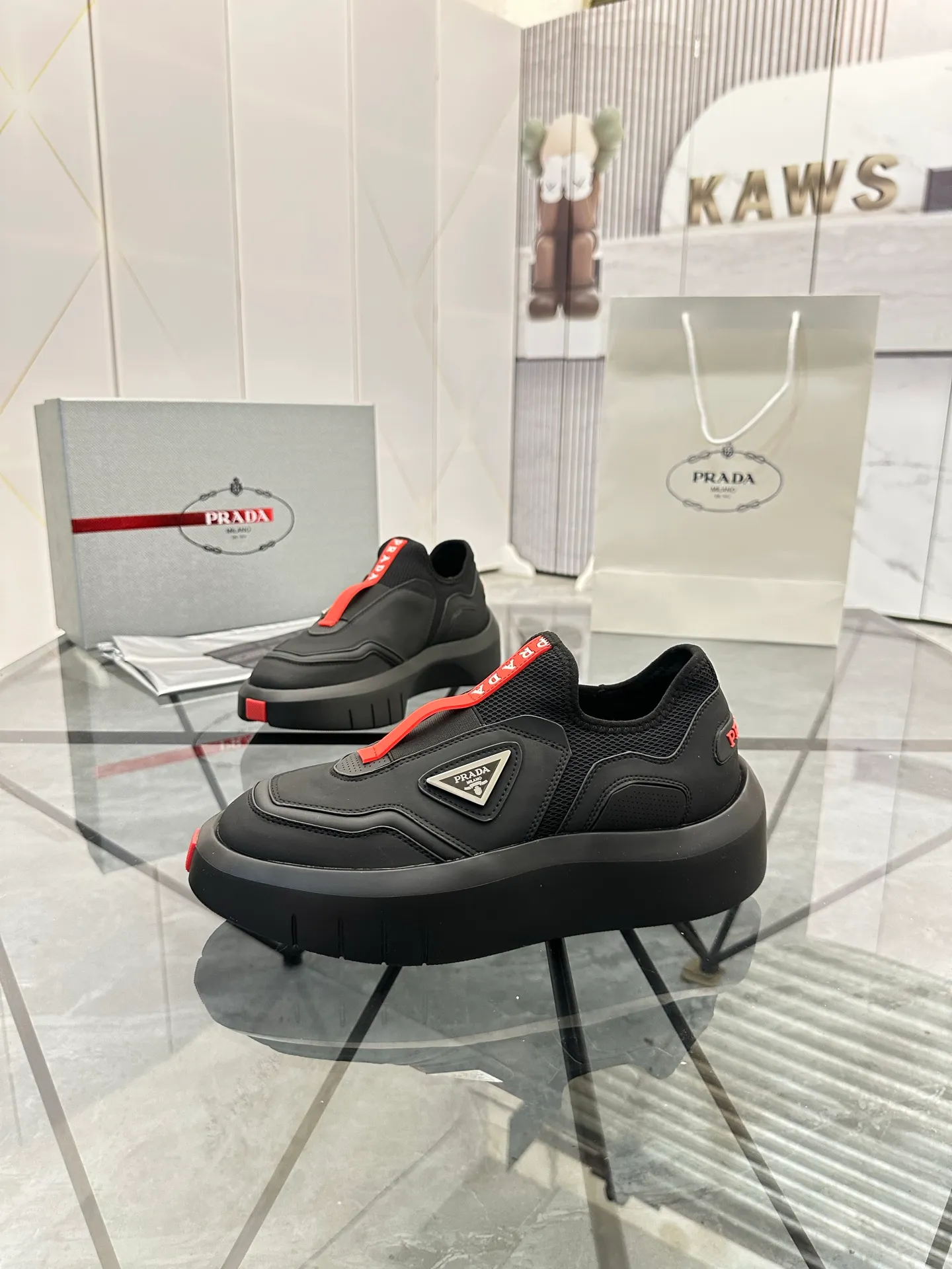 Men's shoes: 💰P500¥ High-end, complete package Product trademark: Prada *"Prada*" low-top casual shoes Regular size: 38-44 (can be customized to 45.46) Couple style Product materials: Upper imported cowhide stitched with original fabric, breathable lining, original outsole. Number: 846